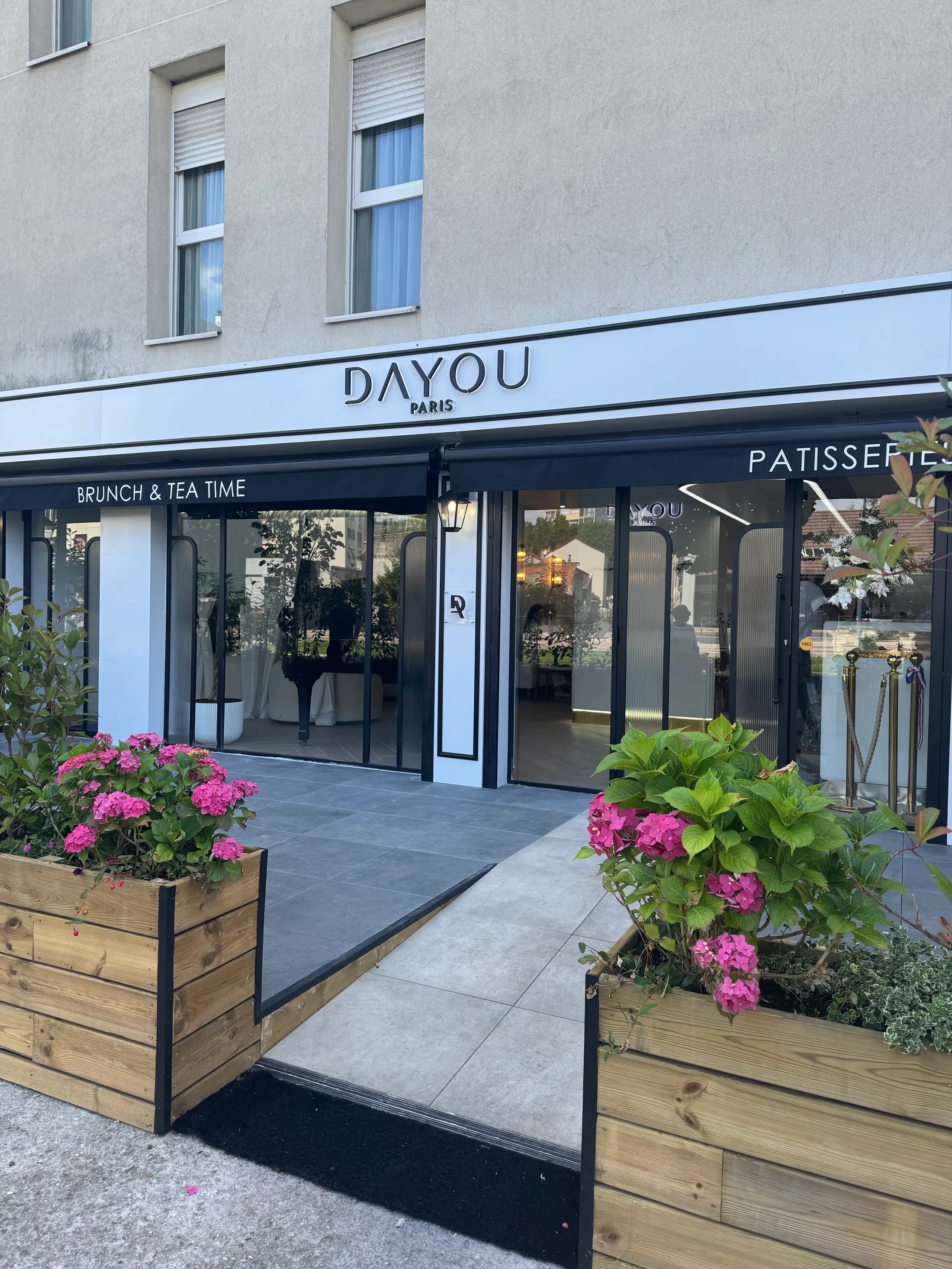 Façade de l'enseigne lumineuse Dayou Paris réalisée par SIGN & PUB à Aulnay-sous-Bois